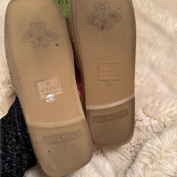 Authentic Gucci Gold interlocking shoes. Like new, worn once - Picture 5 of 6